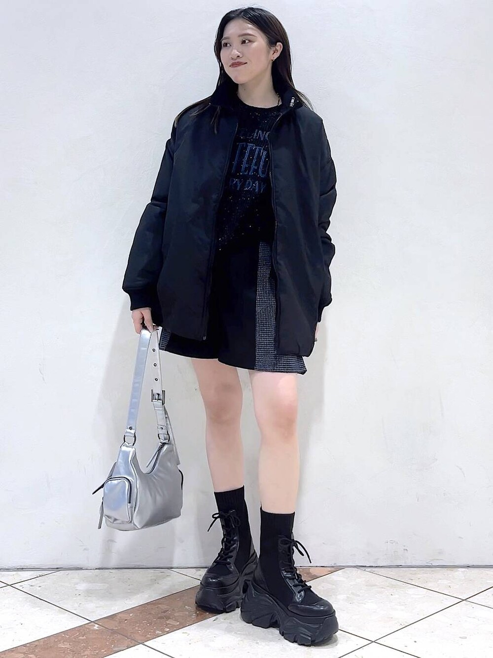 「モード、女子ウケ、着痩せ・細見え、骨格ストレート、個性派、韓国系、メンズライク、ストリート、カジュアル、PAGEBOY、アウター、冬コーデ、冬アウター、ニット、ブーツ」｜「PAGEBOYのレースアップソックスブーツ（ブーツ、ブラック系）」を使った、misao1130さん（レディース・161cm）の冬コーディネートの4枚目の写真
