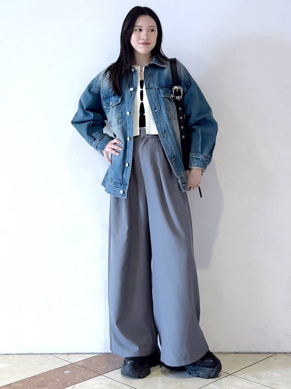 「おでかけ、モード、女子ウケ、着痩せ・細見え、骨格ストレート、個性派、韓国系、メンズライク、ストリート、カジュアル、PAGEBOY、デニムジャケット、スラックス、春コーデ、春アウター」｜「PAGEBOYのプラットチャンキースニーカー（スニーカー、ブラック系）」を使った、misao1130さん（レディース・161cm）の冬コーディネートの5枚目の写真