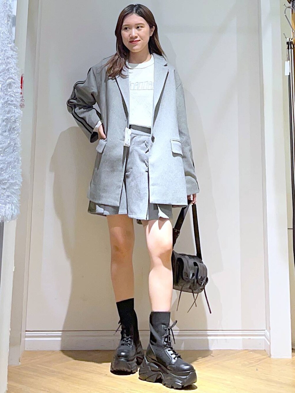 ブラック系のショルダーバッグ、ブラック系のブーツ、ブラック系のその他パンツを着用したレディースの秋コーディネートの6枚目の写真