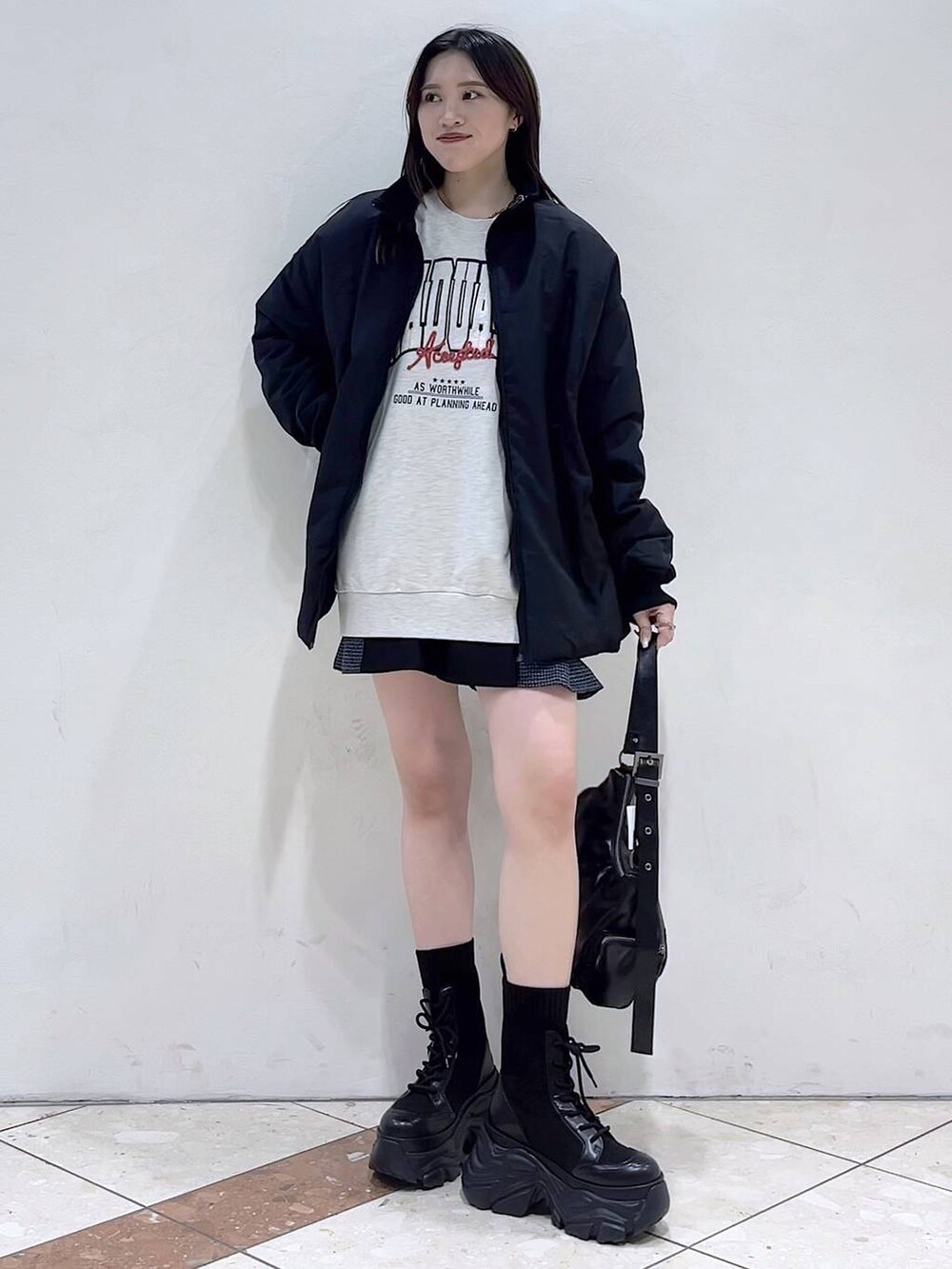 「PAGEBOY、モード、女子ウケ、着痩せ・細見え、骨格ストレート、個性派、韓国系、メンズライク、ストリート、カジュアル、アウター、冬アウター、冬コーデ、MA-1、スウェット」｜「PAGEBOYのレースアップソックスブーツ（ブーツ、ブラック系）」を使った、misao1130さん（レディース・161cm）の冬コーディネートの7枚目の写真