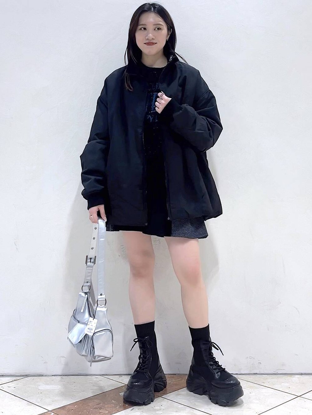 「モード、女子ウケ、着痩せ・細見え、骨格ストレート、個性派、韓国系、メンズライク、ストリート、カジュアル、PAGEBOY、アウター、冬コーデ、冬アウター、ニット、ブーツ」｜「PAGEBOYのレースアップソックスブーツ（ブーツ、ブラック系）」を使った、misao1130さん（レディース・161cm）の冬コーディネートの7枚目の写真