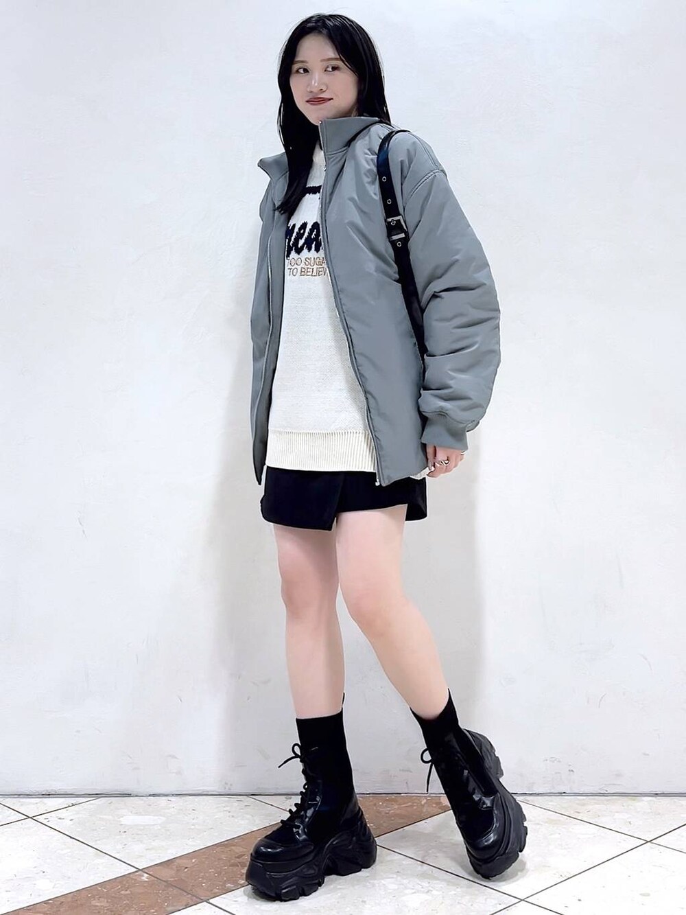 「モード、女子ウケ、着痩せ・細見え、骨格ストレート、個性派、韓国系、ストリート、メンズライク、カジュアル、PAGEBOY、冬コーデ、冬アウター、ニット、MA-1、おでかけ」｜「PAGEBOYのレースアップソックスブーツ（ブーツ、ブラック系）」を使った、misao1130さん（レディース・161cm）の冬コーディネートの6枚目の写真