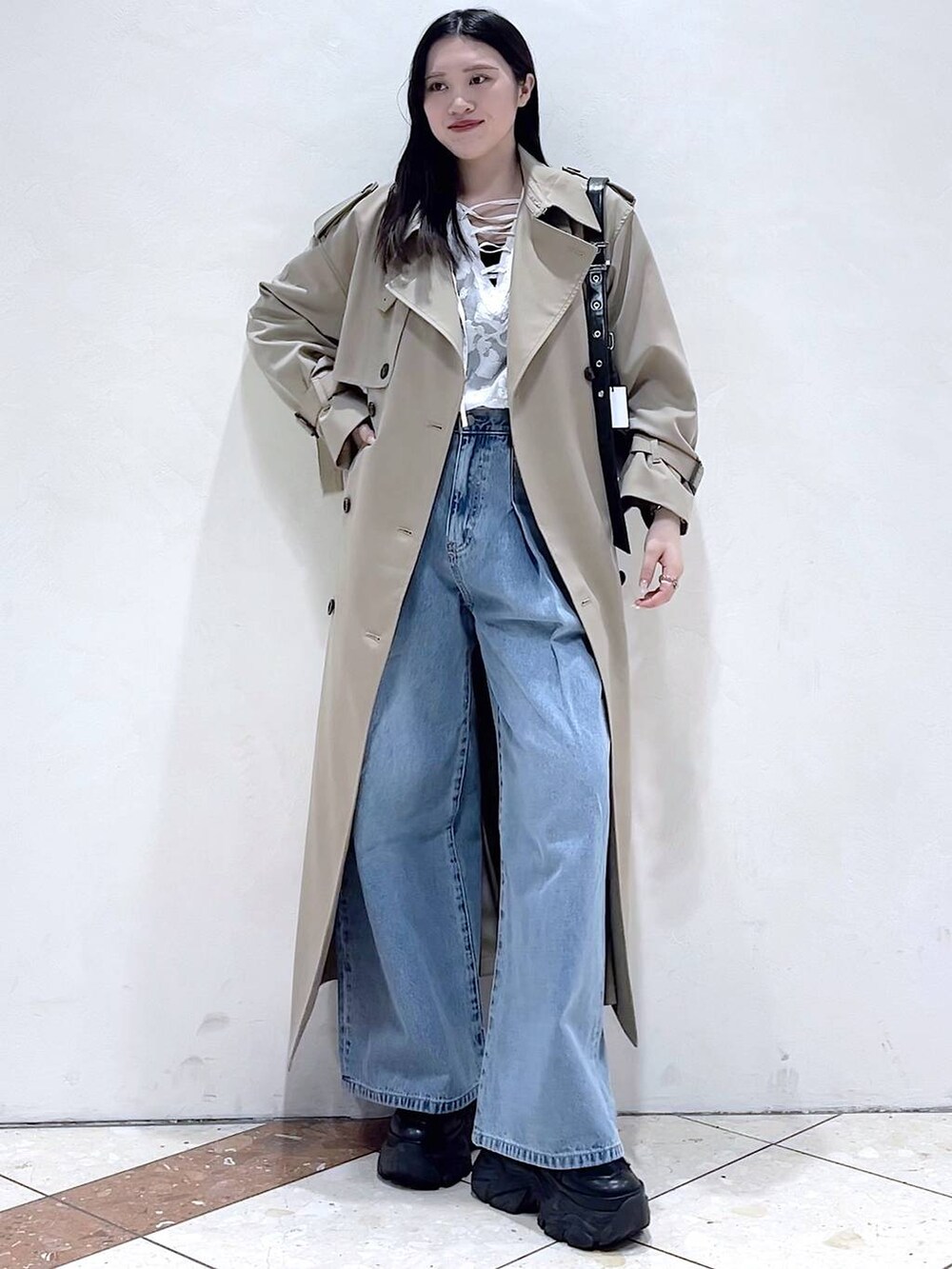 「女子ウケ、着痩せ・細見え、骨格ストレート、個性派、韓国系、メンズライク、ストリート、カジュアル、PAGEBOY、デニムパンツ、トレンチコート、春コーデ、春アウター、ブラウス、おでかけ」｜「PAGEBOYのプラットチャンキースニーカー（スニーカー、ブラック系）」を使った、misao1130さん（レディース・161cm）の春コーディネートの6枚目の写真