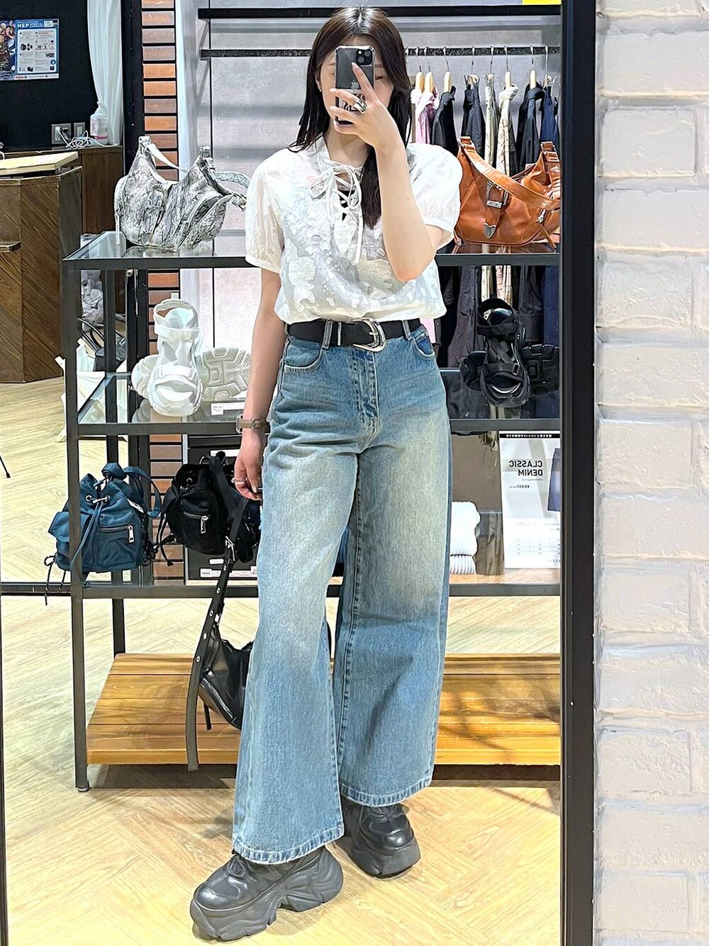 「モード、女子ウケ、着痩せ・細見え、骨格ストレート、個性派、韓国系、メンズライク、ストリート、カジュアル、PAGEBOY、デニムパンツ、ブラウス、夏コーデ、スニーカー、大人カジュアル」｜「PAGEBOYのプラットチャンキースニーカー（スニーカー、ブラック系）」を使った、misao1130さん（レディース・161cm）の春コーディネートの4枚目の写真