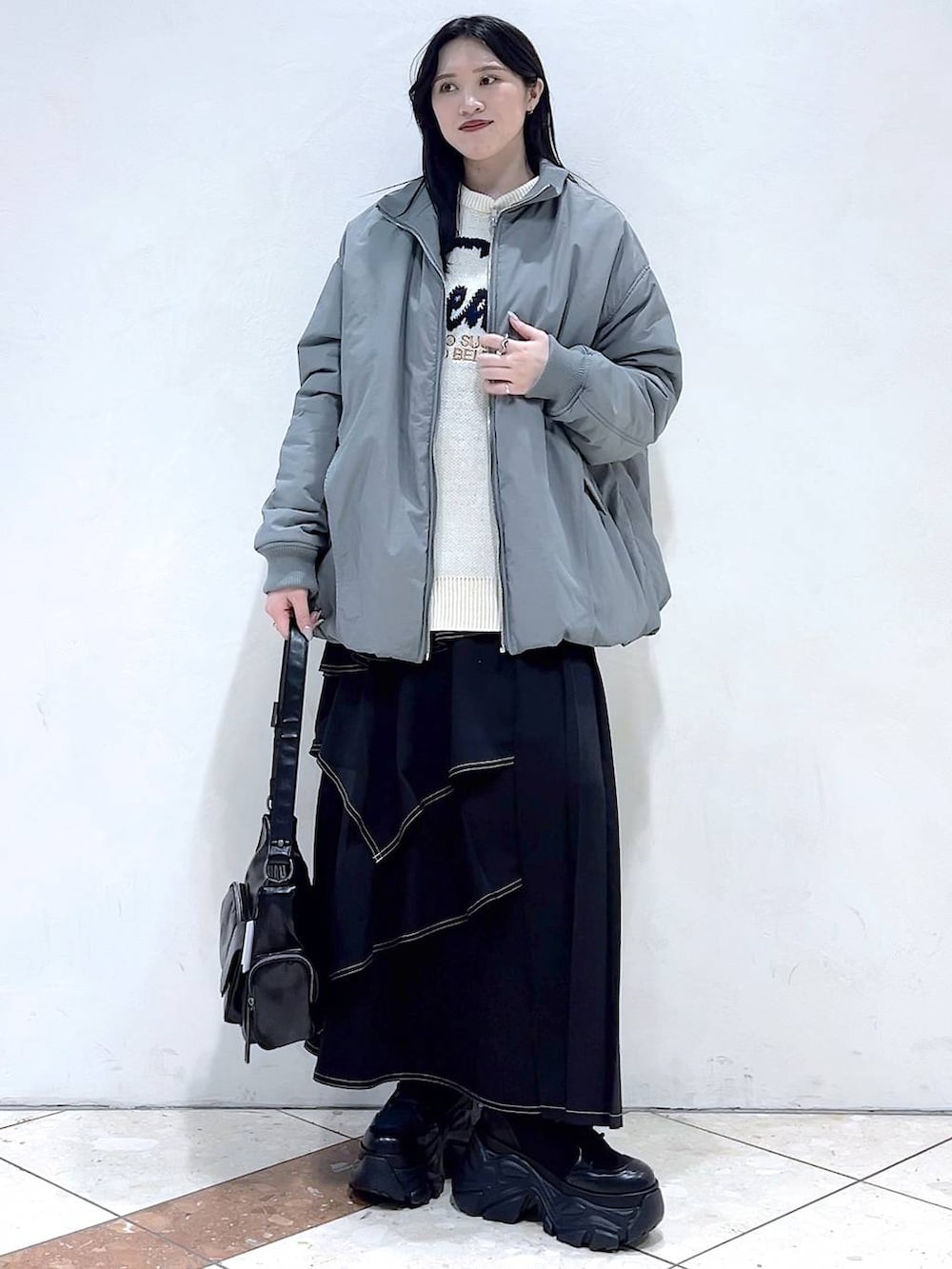 「モード、女子ウケ、着痩せ・細見え、骨格ストレート、個性派、韓国系、メンズライク、ストリート、カジュアル、PAGEBOY、アウター、冬コーデ、冬アウター、MA-1、スカート」｜「PAGEBOYのレースアップソックスブーツ（ブーツ、ブラック系）」を使った、misao1130さん（レディース・161cm）の冬コーディネートの6枚目の写真