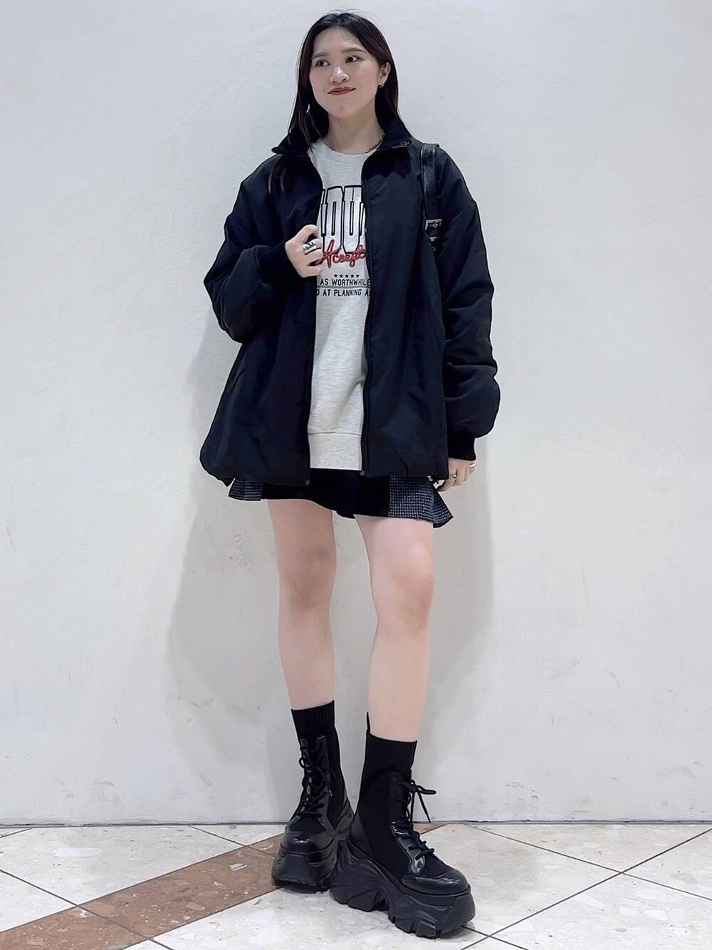 「PAGEBOY、モード、女子ウケ、着痩せ・細見え、骨格ストレート、個性派、韓国系、メンズライク、ストリート、カジュアル、アウター、冬アウター、冬コーデ、MA-1、スウェット」｜「PAGEBOYのレースアップソックスブーツ（ブーツ、ブラック系）」を使った、misao1130さん（レディース・161cm）の冬コーディネートの2枚目の写真