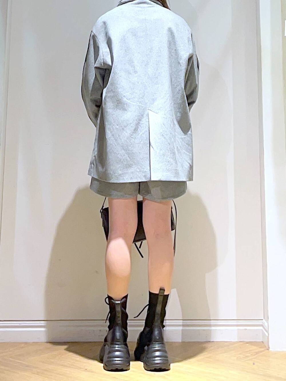 ブラック系のショルダーバッグ、ブラック系のブーツ、ブラック系のその他パンツを着用したレディースの秋コーディネートの8枚目の写真