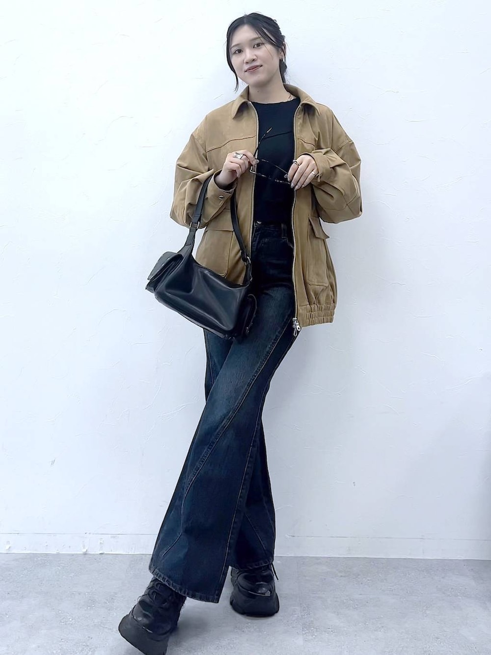 「韓国系、モード、女子ウケ、着痩せ・細見え、骨格ストレート、個性派、メンズライク、ストリート、カジュアル、PAGEBOY、デニムパンツ、フレアパンツ、ジャケット、アウター、レザー」｜「PAGEBOYのプラットチャンキースニーカー（スニーカー、ブラック系）」を使った、misao1130さん（レディース・161cm）の夏コーディネートの5枚目の写真
