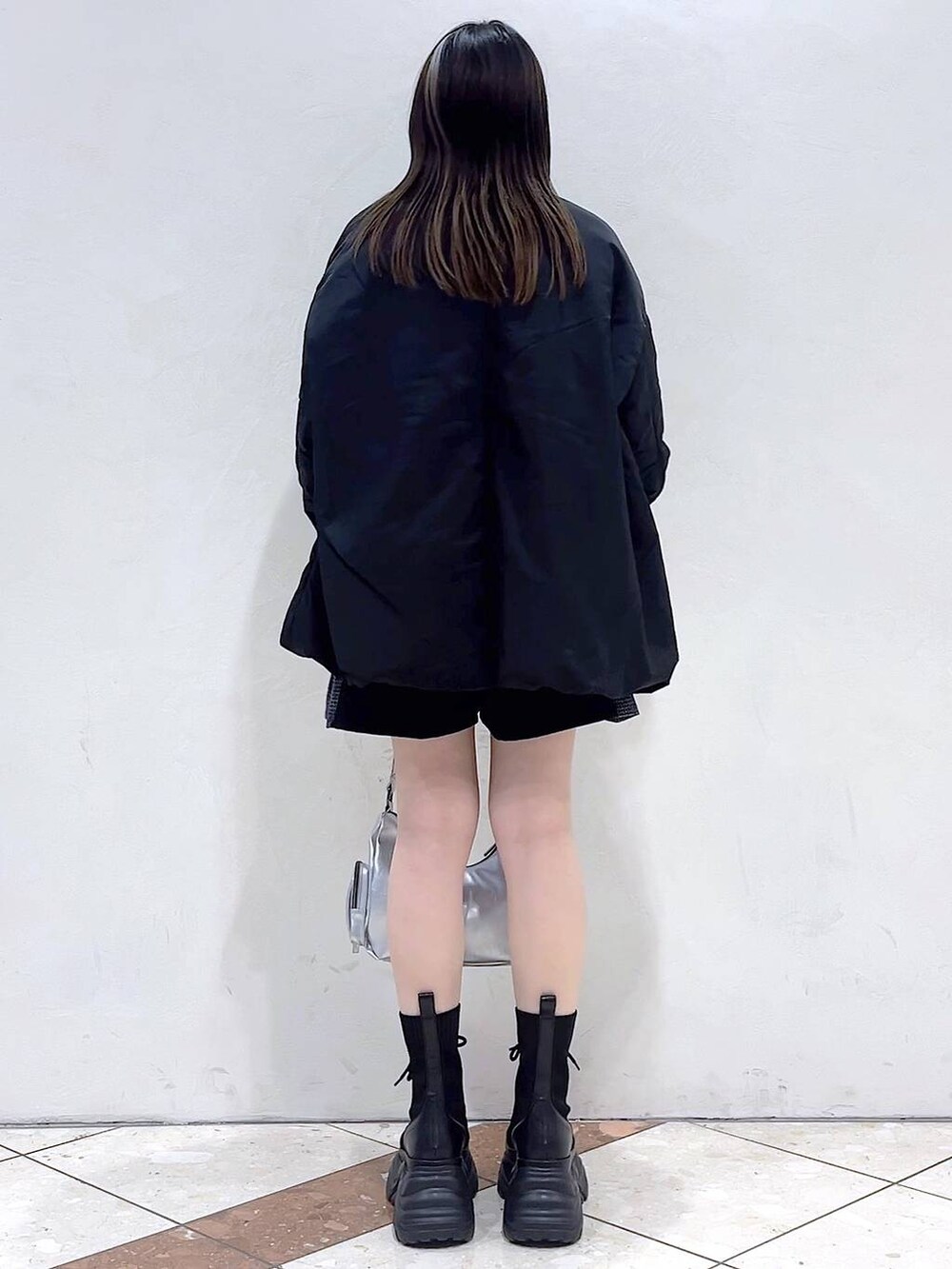 「モード、女子ウケ、着痩せ・細見え、骨格ストレート、個性派、韓国系、メンズライク、ストリート、カジュアル、PAGEBOY、アウター、冬コーデ、冬アウター、ニット、ブーツ」｜「PAGEBOYのレースアップソックスブーツ（ブーツ、ブラック系）」を使った、misao1130さん（レディース・161cm）の冬コーディネートの9枚目の写真