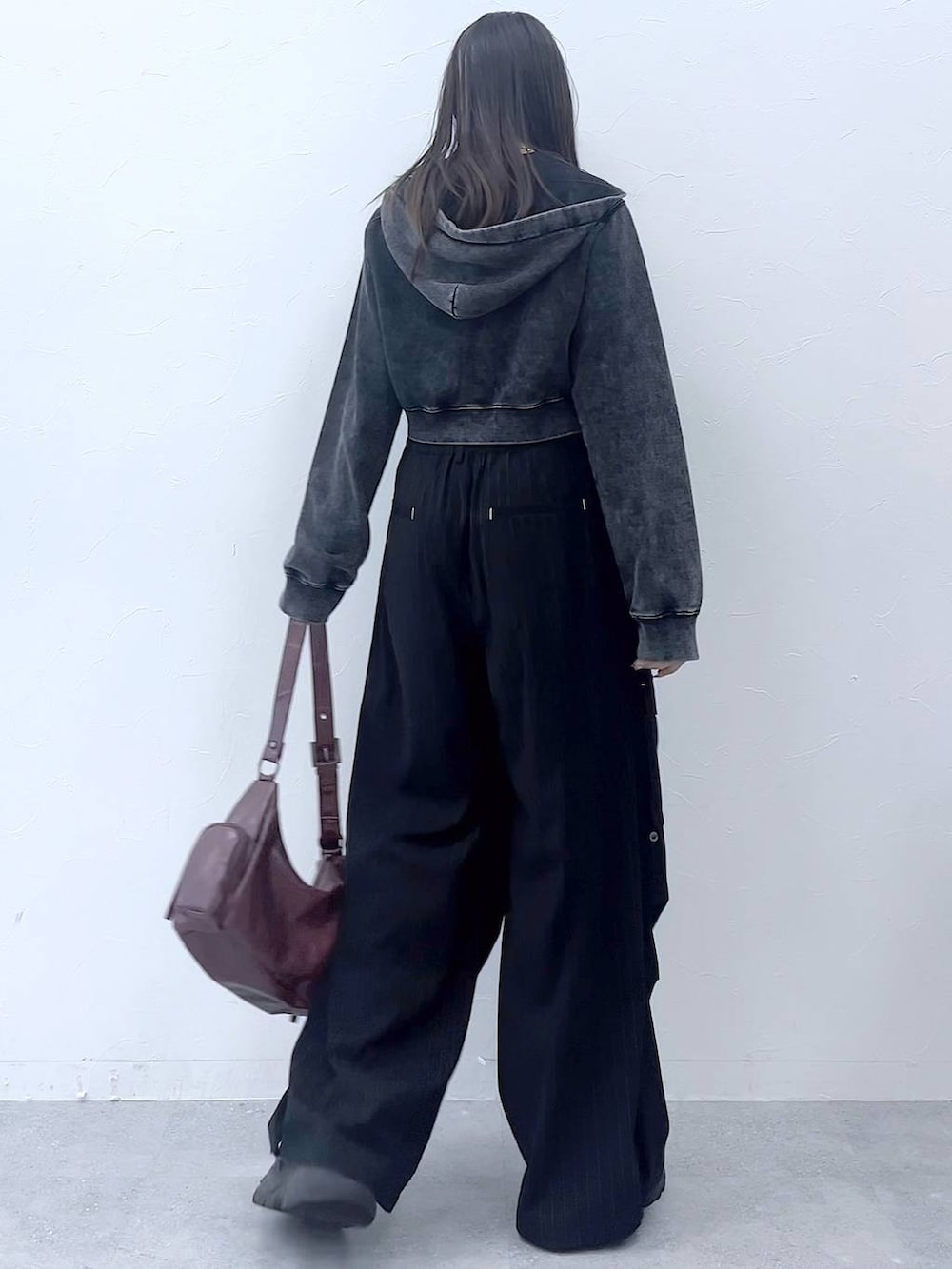 「女子ウケ、着痩せ・細見え、骨格ストレート、メンズライク、Anui、パーカー、秋コーデ、モード、PAGEBOY、個性派、韓国系、ストリート、カジュアル」｜「PAGEBOYのプラットチャンキースニーカー（スニーカー、ブラック系）」を使った、misao1130さん（レディース・161cm）の夏コーディネートの9枚目の写真