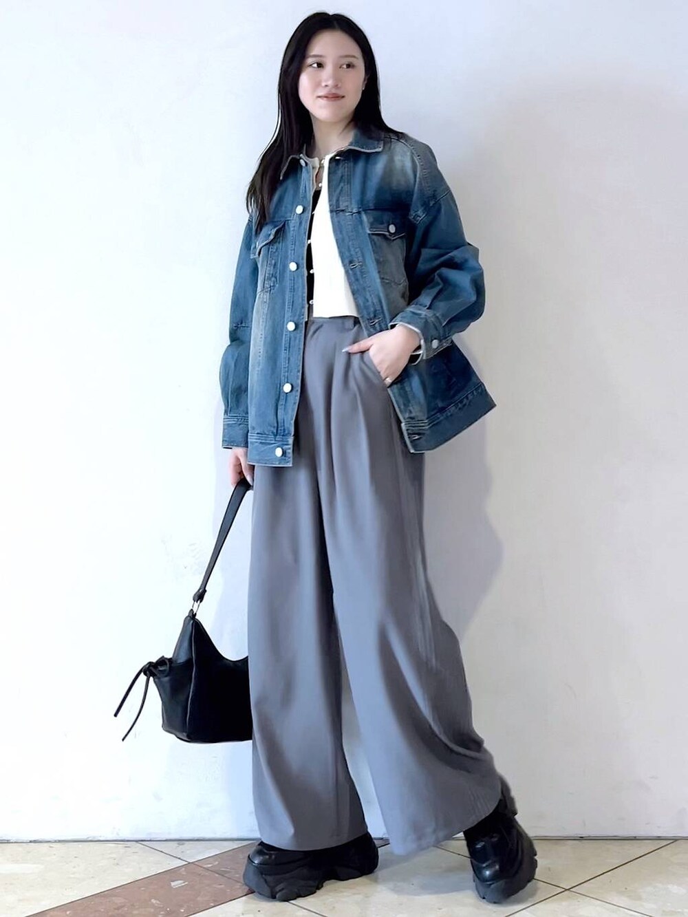 「おでかけ、モード、女子ウケ、着痩せ・細見え、骨格ストレート、個性派、韓国系、メンズライク、ストリート、カジュアル、PAGEBOY、デニムジャケット、スラックス、春コーデ、春アウター」｜「PAGEBOYのプラットチャンキースニーカー（スニーカー、ブラック系）」を使った、misao1130さん（レディース・161cm）の冬コーディネートの3枚目の写真