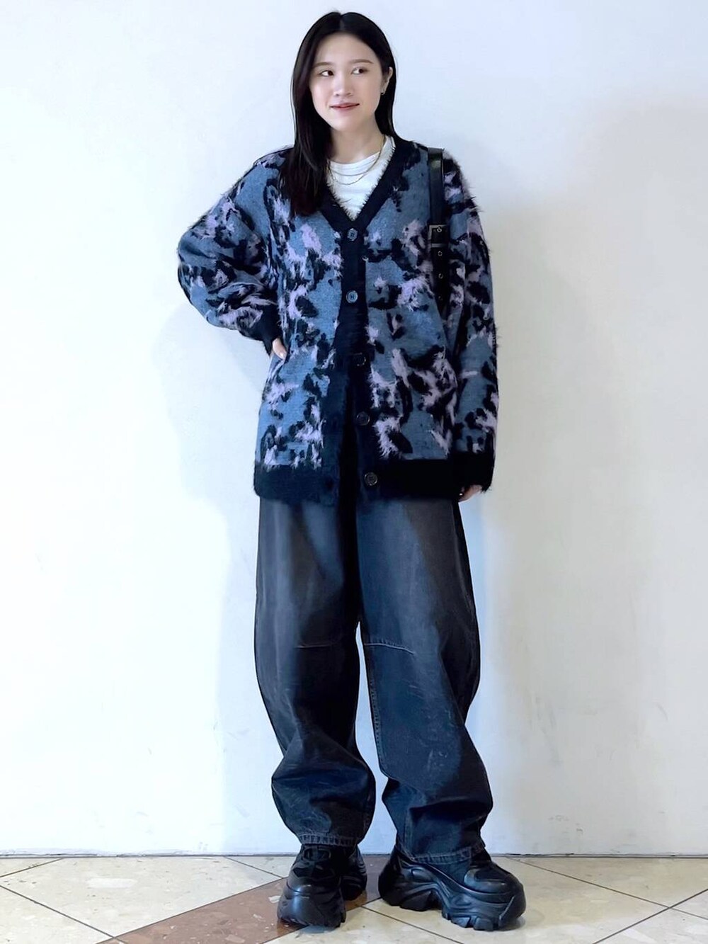 「モード、女子ウケ、着痩せ・細見え、骨格ストレート、個性派、韓国系、メンズライク、ストリート、カジュアル、PAGEBOY、デニムパンツ、PBLIM、カーディガン、冬コーデ」｜「PAGEBOYのプラットチャンキースニーカー（スニーカー、ブラック系）」を使った、misao1130さん（レディース・161cm）の冬コーディネートの4枚目の写真