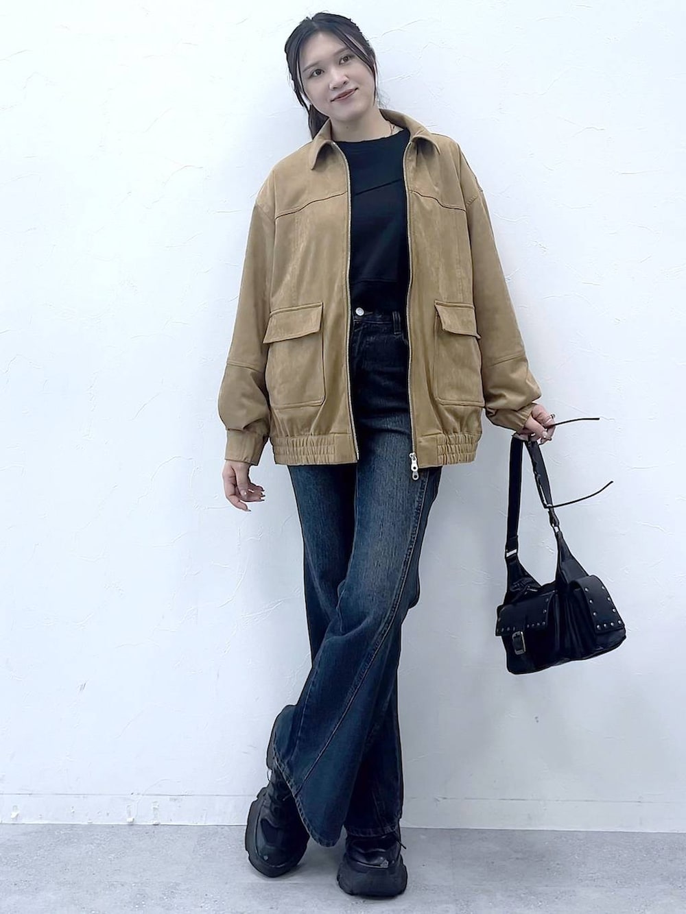 「韓国系、モード、女子ウケ、着痩せ・細見え、骨格ストレート、個性派、メンズライク、ストリート、カジュアル、PAGEBOY、デニムパンツ、フレアパンツ、ジャケット、アウター、レザー」｜「PAGEBOYのプラットチャンキースニーカー（スニーカー、ブラック系）」を使った、misao1130さん（レディース・161cm）の夏コーディネートの6枚目の写真