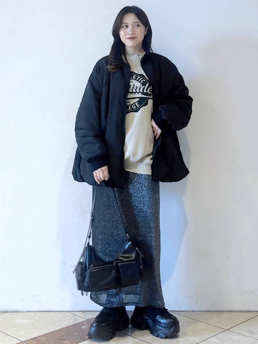 「モード、女子ウケ、着痩せ・細見え、骨格ストレート、個性派、韓国系、メンズライク、スカート、冬アウター、冬コーデ、MA-1、ニット、ブーツ、おでかけ、PAGEBOY」｜「PAGEBOYのレースアップソックスブーツ（ブーツ、ブラック系）」を使った、misao1130さん（レディース・161cm）の冬コーディネートの6枚目の写真