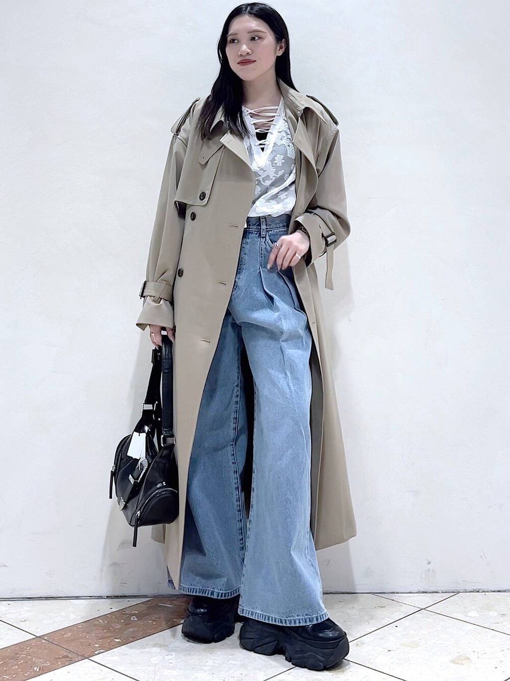 「女子ウケ、着痩せ・細見え、骨格ストレート、個性派、韓国系、メンズライク、ストリート、カジュアル、PAGEBOY、デニムパンツ、トレンチコート、春コーデ、春アウター、ブラウス、おでかけ」｜「PAGEBOYのプラットチャンキースニーカー（スニーカー、ブラック系）」を使った、misao1130さん（レディース・161cm）の春コーディネートの2枚目の写真