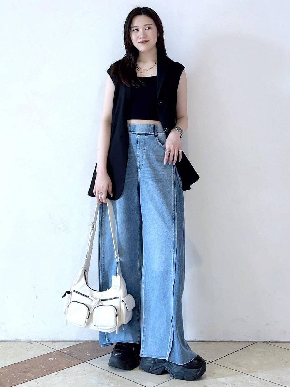 「モード、女子ウケ、着痩せ・細見え、骨格ストレート、個性派、韓国系、メンズライク、ストリート、カジュアル、PAGEBOY、デニムパンツ、夏コーデ、大人カジュアル、きれいめカジュアル、おでかけ」｜「PAGEBOYのプラットチャンキースニーカー（スニーカー、ブラック系）」を使った、misao1130さん（レディース・161cm）の春コーディネートの4枚目の写真