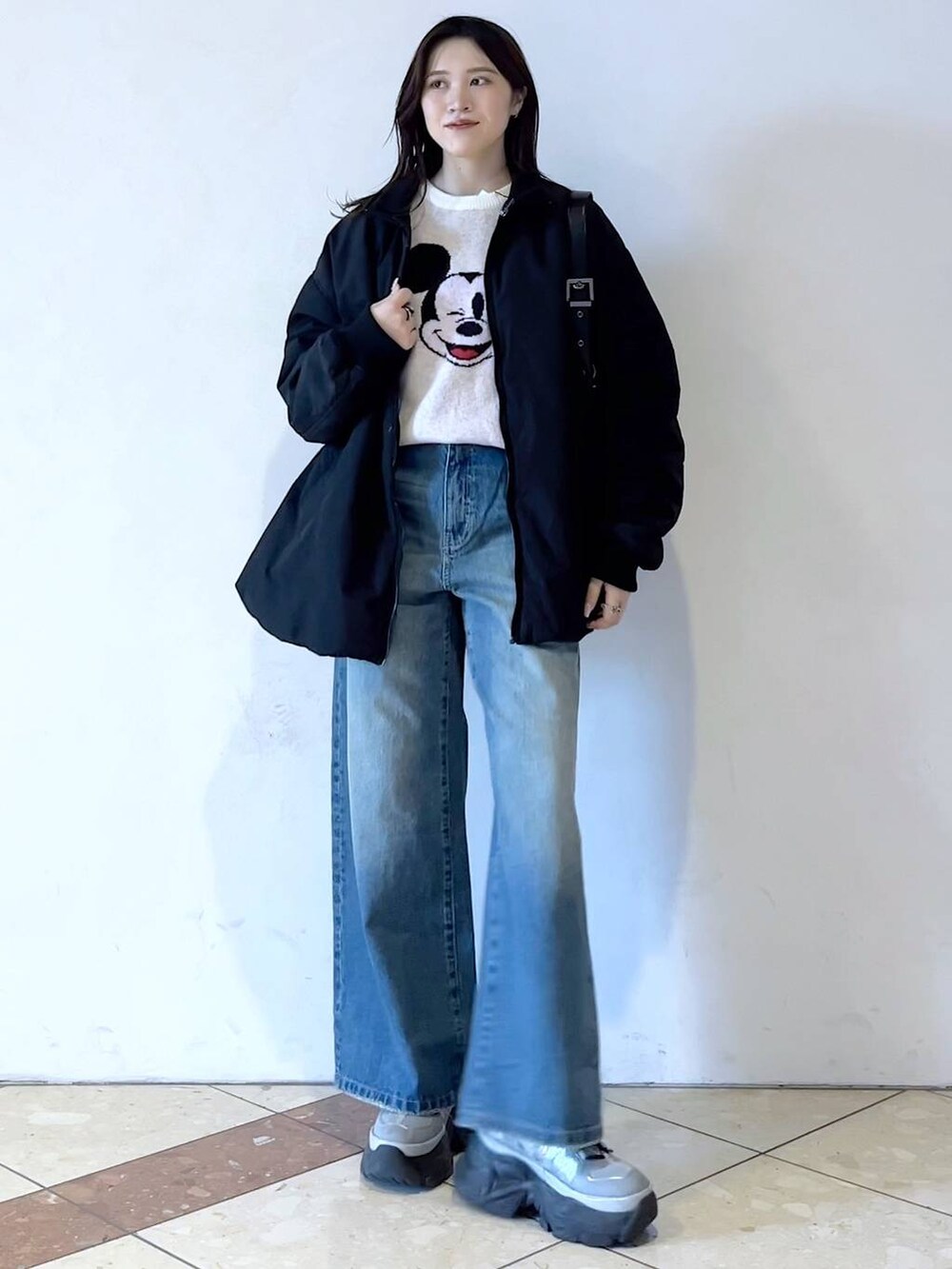 「モード、女子ウケ、着痩せ・細見え、骨格ストレート、個性派、韓国系、メンズライク、ストリート、カジュアル、PAGEBOY、デニムパンツ、アウター、冬アウター、ニット、冬コーデ」｜「PAGEBOYのプラットチャンキースニーカー（スニーカー、グレー系）」を使った、misao1130さん（レディース・161cm）の冬コーディネートの2枚目の写真