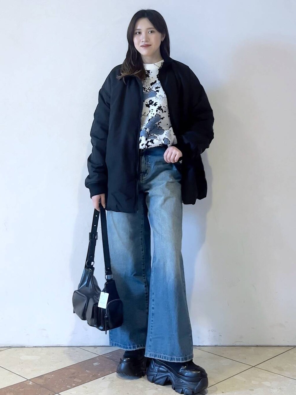 「ブーツ、モード、女子ウケ、着痩せ・細見え、骨格ストレート、個性派、韓国系、メンズライク、ストリート、カジュアル、PAGEBOY、デニムパンツ、冬アウター、MA-1、アウター」｜「PAGEBOYのレースアップソックスブーツ（ブーツ、ブラック系）」を使った、misao1130さん（レディース・161cm）の冬コーディネートの4枚目の写真