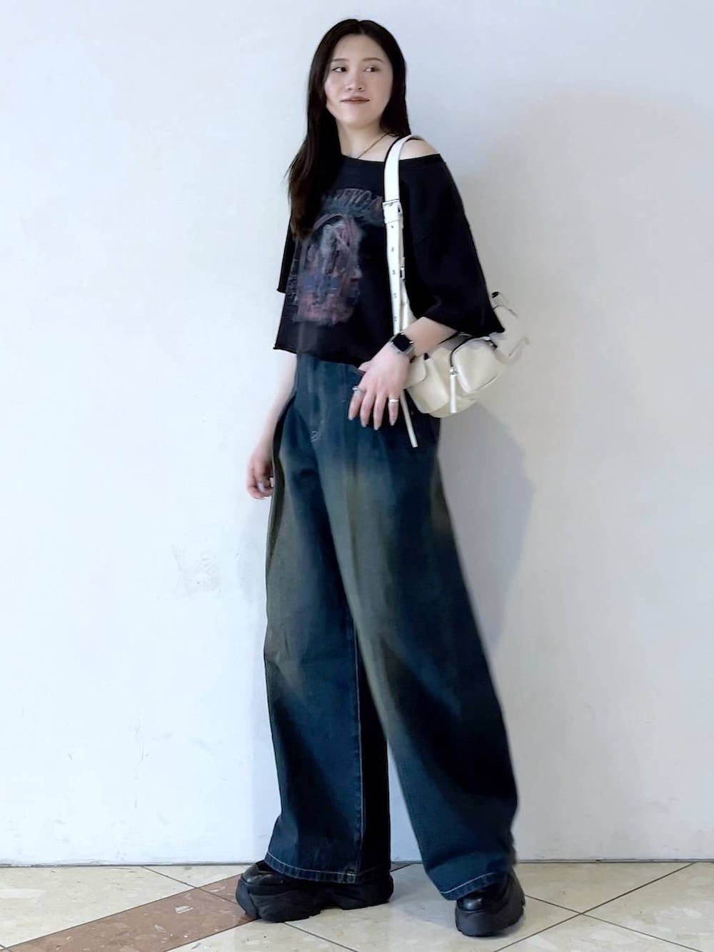 「モード、女子ウケ、着痩せ・細見え、骨格ストレート、個性派、韓国系、メンズライク、ストリート、カジュアル、PAGEBOY、デニムパンツ、Tシャツ、夏コーデ、スニーカー、おでかけ」｜「PAGEBOYのプラットチャンキースニーカー（スニーカー、ブラック系）」を使った、misao1130さん（レディース・161cm）の春コーディネートの6枚目の写真