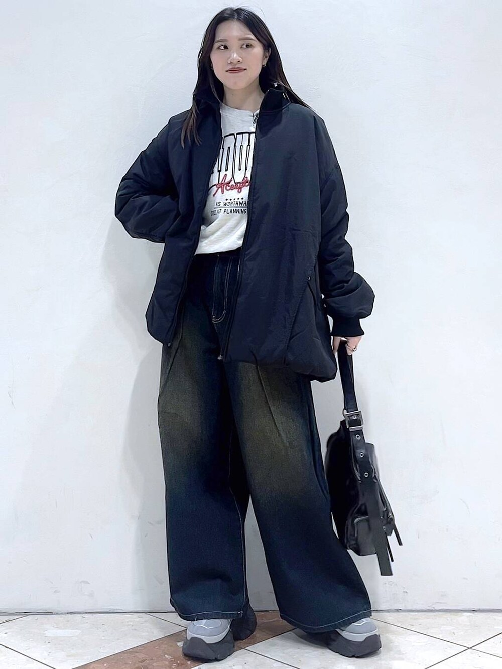 「ブルゾン、スウェット、デニムパンツ、モード、女子ウケ、着痩せ・細見え、骨格ストレート、個性派、韓国系、メンズライク、ストリート、カジュアル、PAGEBOY、アウター、冬コーデ」｜「PAGEBOYのプラットチャンキースニーカー（スニーカー、グレー系）」を使った、misao1130さん（レディース・161cm）の冬コーディネートの6枚目の写真