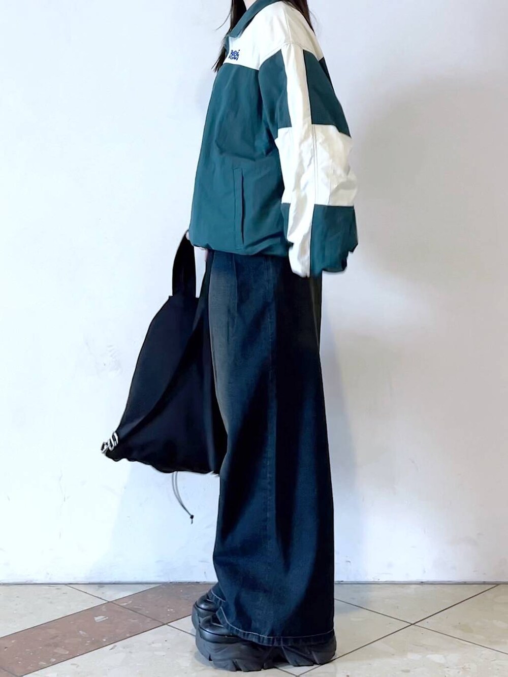 「モード、女子ウケ、着痩せ・細見え、骨格ストレート、個性派、韓国系、メンズライク、ストリート、カジュアル、PAGEBOY、デニムパンツ、PB_HappyDenimDays、PBLIM、トラックジャケット、春コーデ」｜「PAGEBOYのプラットチャンキースニーカー（スニーカー、ブラック系）」を使った、misao1130さん（レディース・161cm）の春コーディネートの7枚目の写真