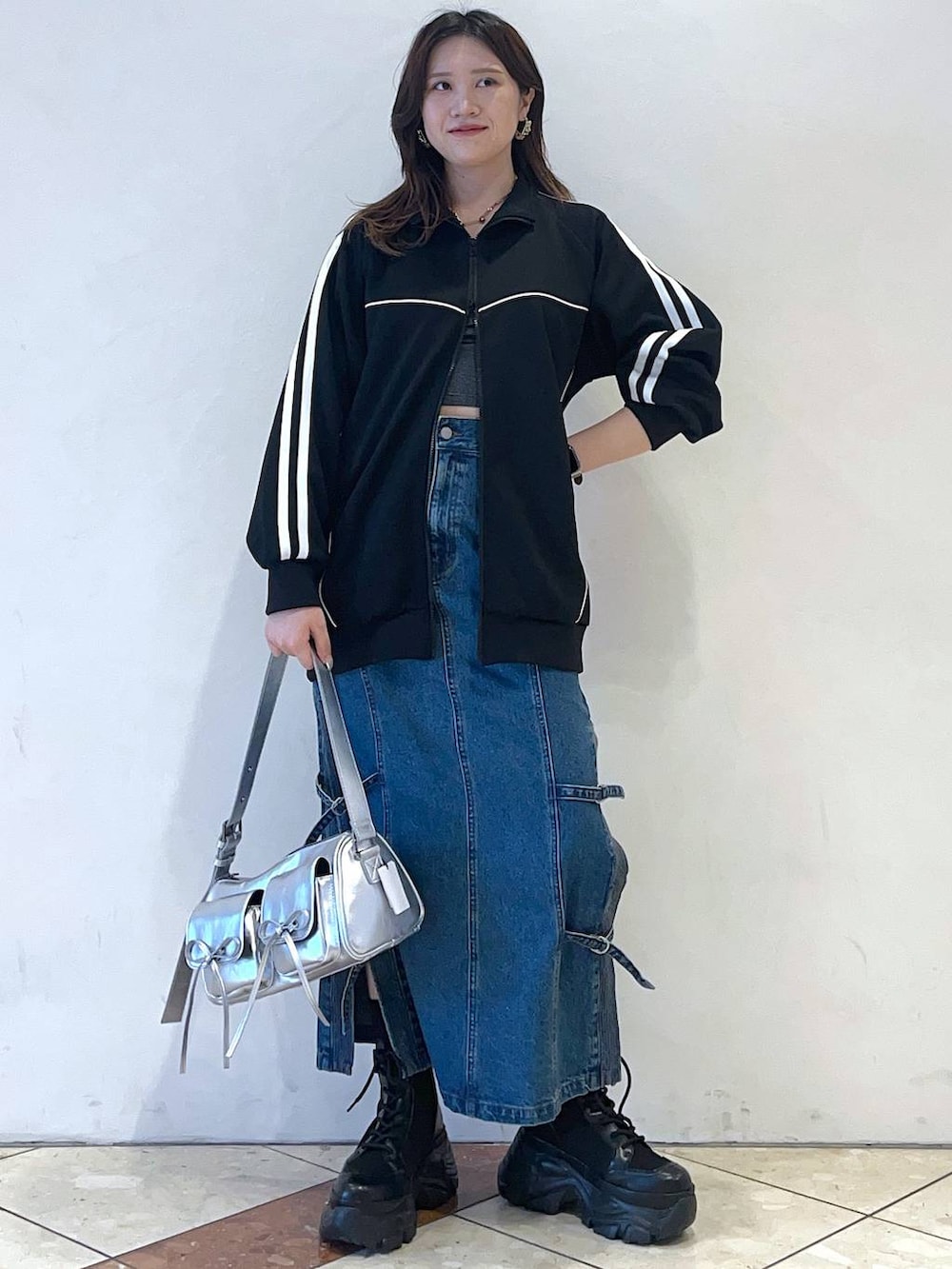 「女子ウケ、着痩せ・細見え、PAGEBOY、モード、骨格ストレート、個性派、韓国系、メンズライク、ストリート、カジュアル、スポーティ、秋コーデ、アウター」｜「PAGEBOYのリボンアウトポケットBAG（ショルダーバッグ、シルバー系）」を使った、misao1130さん（レディース・161cm）の秋コーディネートの5枚目の写真