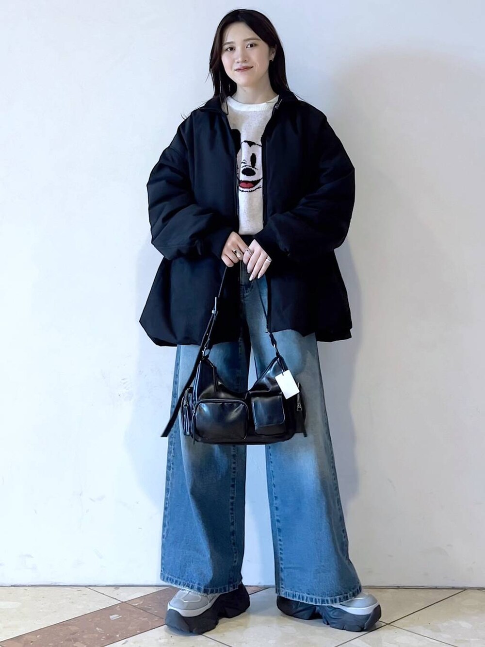 「モード、女子ウケ、着痩せ・細見え、骨格ストレート、個性派、韓国系、メンズライク、ストリート、カジュアル、PAGEBOY、デニムパンツ、アウター、冬アウター、ニット、冬コーデ」｜「PAGEBOYのプラットチャンキースニーカー（スニーカー、グレー系）」を使った、misao1130さん（レディース・161cm）の冬コーディネートの3枚目の写真
