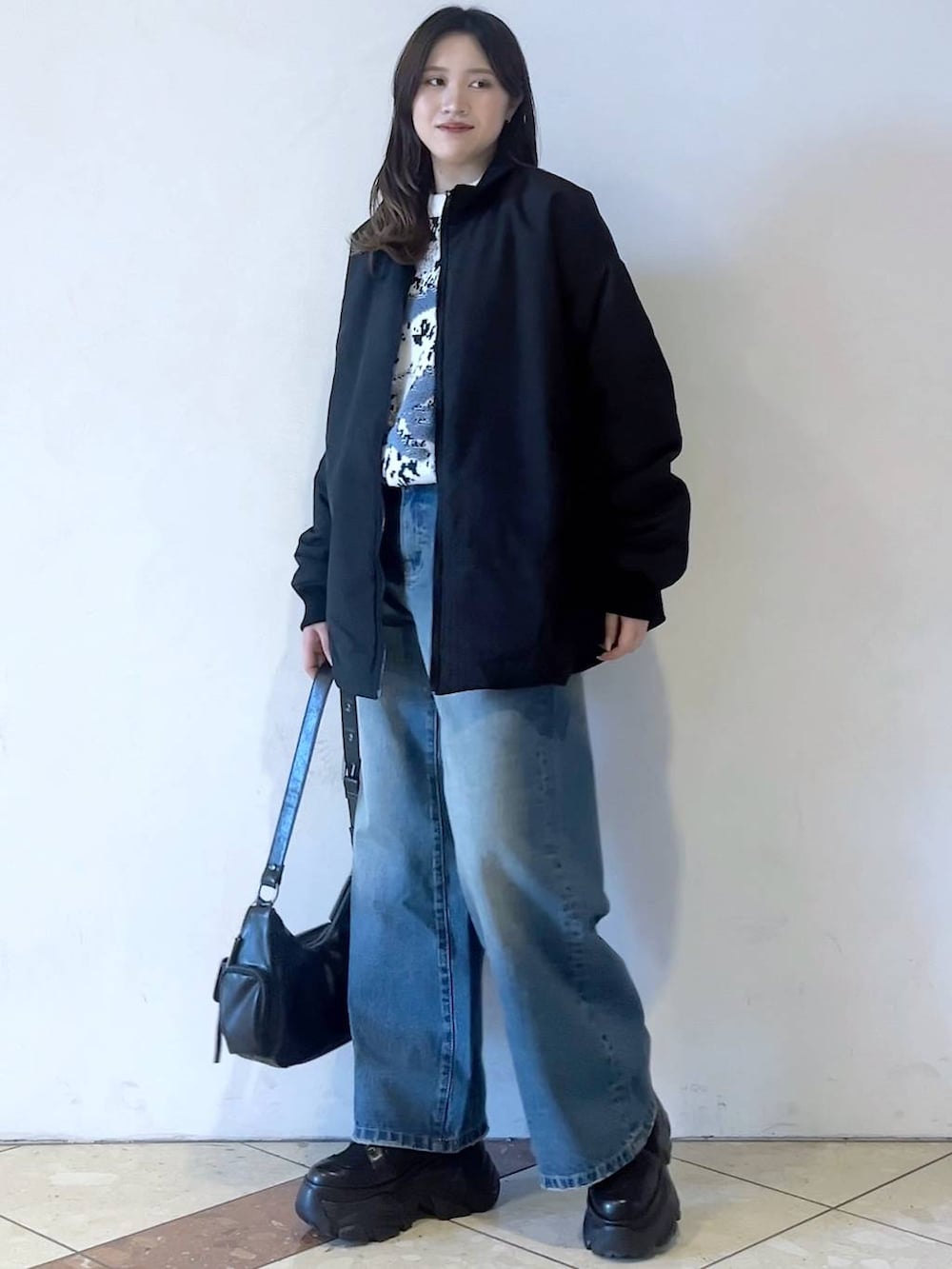 「ブーツ、モード、女子ウケ、着痩せ・細見え、骨格ストレート、個性派、韓国系、メンズライク、ストリート、カジュアル、PAGEBOY、デニムパンツ、冬アウター、MA-1、アウター」｜「PAGEBOYのレースアップソックスブーツ（ブーツ、ブラック系）」を使った、misao1130さん（レディース・161cm）の冬コーディネートの5枚目の写真