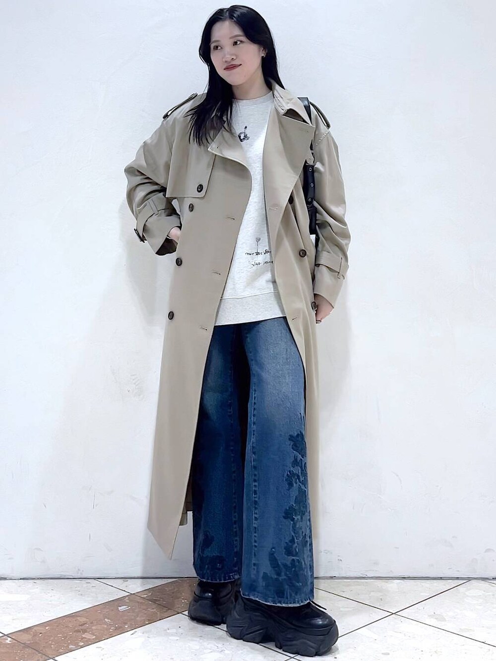 「モード、女子ウケ、着痩せ・細見え、骨格ストレート、個性派、韓国系、メンズライク、ストリート、カジュアル、PAGEBOY、デニムパンツ、トレンチコート、コート、春コーデ、春アウター」｜「PAGEBOYのプラットチャンキースニーカー（スニーカー、ブラック系）」を使った、misao1130さん（レディース・161cm）の冬コーディネートの4枚目の写真