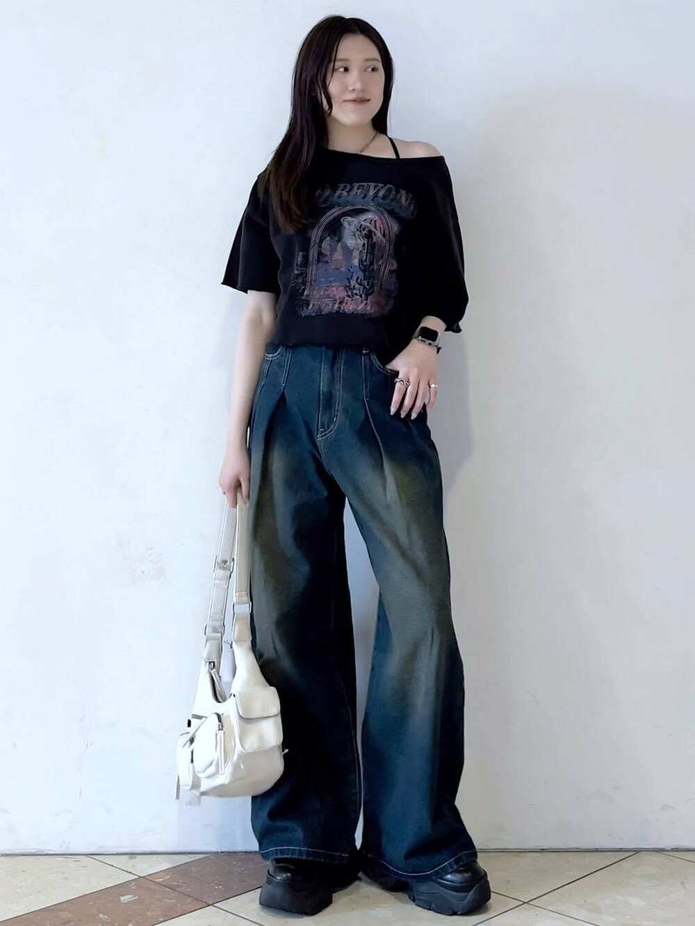 「モード、女子ウケ、着痩せ・細見え、骨格ストレート、個性派、韓国系、メンズライク、ストリート、カジュアル、PAGEBOY、デニムパンツ、Tシャツ、夏コーデ、スニーカー、おでかけ」｜「PAGEBOYのプラットチャンキースニーカー（スニーカー、ブラック系）」を使った、misao1130さん（レディース・161cm）の春コーディネートの2枚目の写真