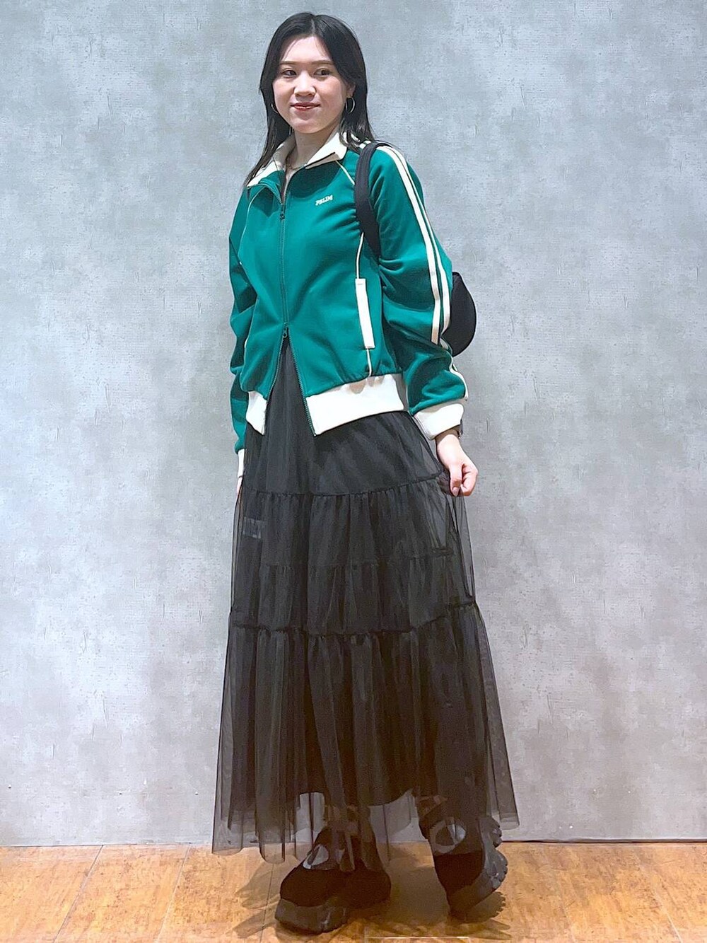 「モード、女子ウケ、着痩せ・細見え、骨格ストレート、個性派、韓国系、メンズライク、ストリート、カジュアル、PAGEBOY、スカート、トラックジャケット、スポーティ、春コーデ、ドットエスティ春コーデ」｜「PAGEBOYのレイヤードチュールスカート（スカート、ブラック系）」を使った、misao1130さん（レディース・161cm）の春コーディネートの4枚目の写真