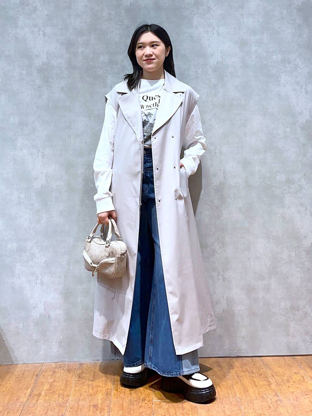 「モード、女子ウケ、着痩せ・細見え、骨格ストレート、個性派、韓国系、メンズライク、ストリート、カジュアル、PAGEBOY、デニムパンツ」｜「PAGEBOYのフォトロゴロンT（Tシャツ/カットソー、ホワイト系）」を使った、misao1130さん（レディース・161cm）の冬コーディネートの2枚目の写真
