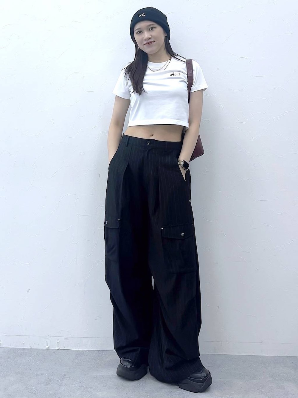 ブラック系のスニーカー、レッド系のショルダーバッグ、その他のカーゴパンツを着用したレディースの夏コーディネートの5枚目の写真