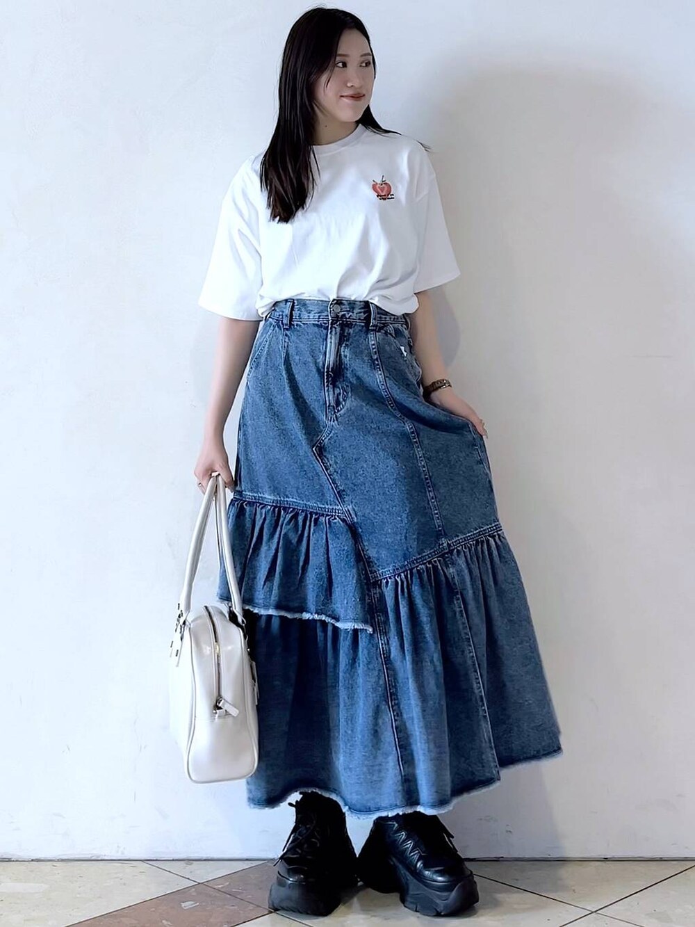 「モード、女子ウケ、着痩せ・細見え、骨格ストレート、個性派、韓国系、メンズライク、ストリート、カジュアル、PAGEBOY、スカート、夏コーデ、PBLIM、Tシャツ、おでかけ」｜「PAGEBOYのプラットチャンキースニーカー（スニーカー、ブラック系）」を使った、misao1130さん（レディース・161cm）の春コーディネートの2枚目の写真