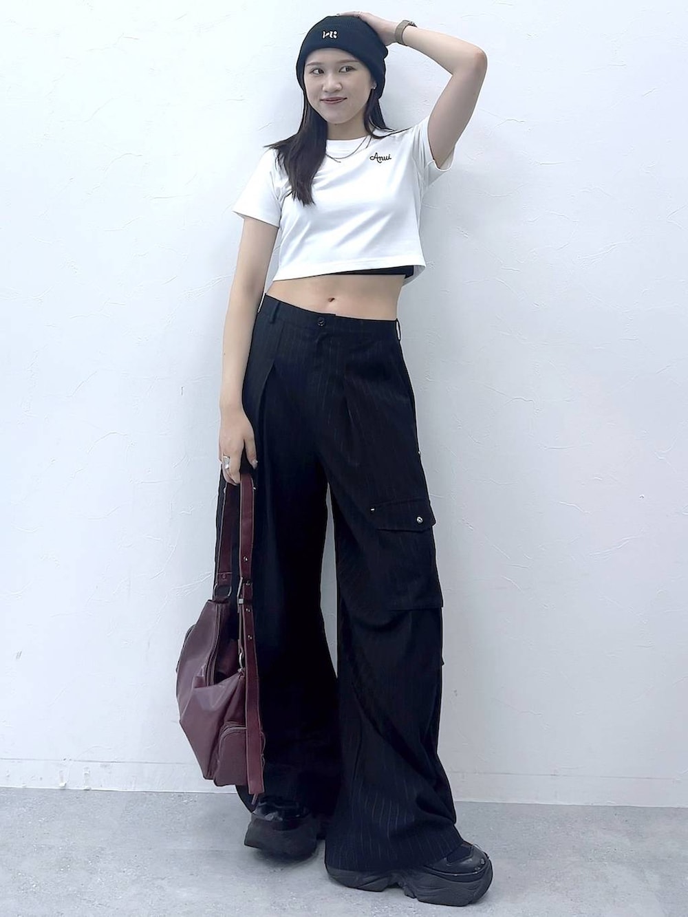 ブラック系のスニーカー、レッド系のショルダーバッグ、その他のカーゴパンツを着用したレディースの夏コーディネートの3枚目の写真