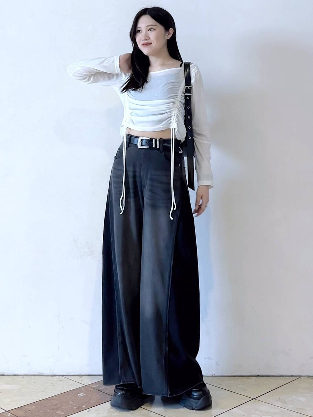「モード、女子ウケ、着痩せ・細見え、骨格ストレート、個性派、韓国系、メンズライク、ストリート、カジュアル、PAGEBOY、デニムパンツ、夏コーデ、おでかけ、デートコーデ、スニーカー」｜「PAGEBOYのプラットチャンキースニーカー（スニーカー、ブラック系）」を使った、misao1130さん（レディース・161cm）の春コーディネートの2枚目の写真