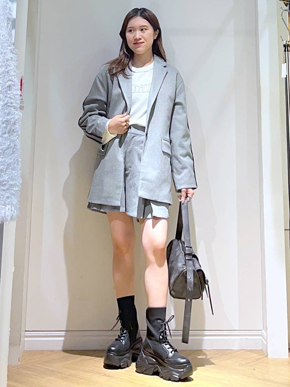 ブラック系のショルダーバッグ、ブラック系のブーツ、ブラック系のその他パンツを着用したレディースの秋コーディネートの2枚目の写真