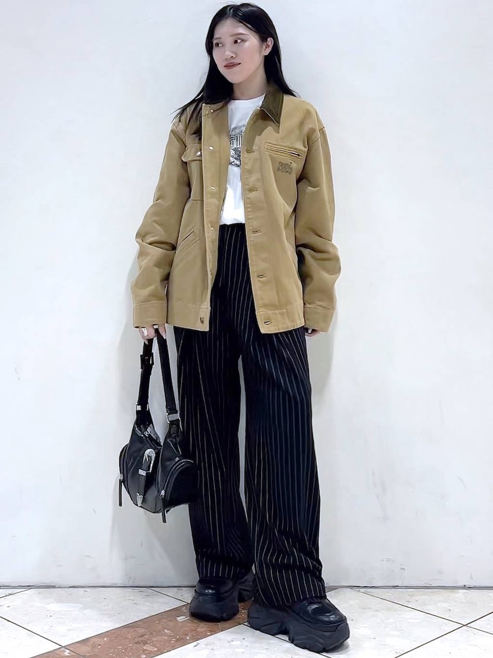 「モード、PAGEBOY、スラックス、アウター、春コーデ、春アウター、PBLIM、女子ウケ、着痩せ・細見え、骨格ストレート、個性派、韓国系、メンズライク、ストリート、カジュアル」｜「PAGEBOYのプラットチャンキースニーカー（スニーカー、ブラック系）」を使った、misao1130さん（レディース・161cm）の春コーディネートの2枚目の写真
