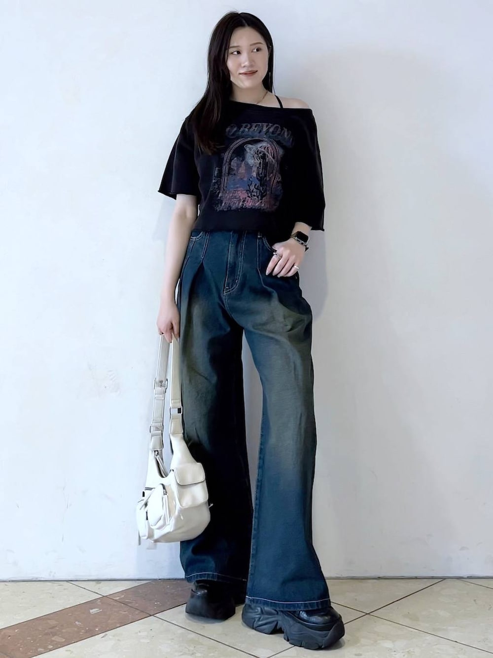 「モード、女子ウケ、着痩せ・細見え、骨格ストレート、個性派、韓国系、メンズライク、ストリート、カジュアル、PAGEBOY、デニムパンツ、Tシャツ、夏コーデ、スニーカー、おでかけ」｜「PAGEBOYのプラットチャンキースニーカー（スニーカー、ブラック系）」を使った、misao1130さん（レディース・161cm）の春コーディネートの4枚目の写真