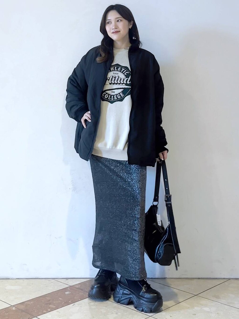 「モード、女子ウケ、着痩せ・細見え、骨格ストレート、個性派、韓国系、メンズライク、スカート、冬アウター、冬コーデ、MA-1、ニット、ブーツ、おでかけ、PAGEBOY」｜「PAGEBOYのレースアップソックスブーツ（ブーツ、ブラック系）」を使った、misao1130さん（レディース・161cm）の冬コーディネートの4枚目の写真