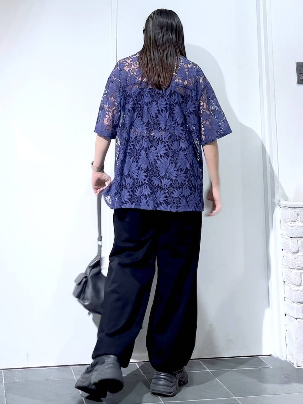「モード、女子ウケ、着痩せ・細見え、骨格ストレート、個性派、韓国系、メンズライク、ストリート、カジュアル、PAGEBOY、スウェットパンツ、シャツ、夏コーデ、スニーカー」｜「PAGEBOYのプラットチャンキースニーカー（スニーカー、ブラック系）」を使った、misao1130さん（レディース・161cm）の夏コーディネートの7枚目の写真