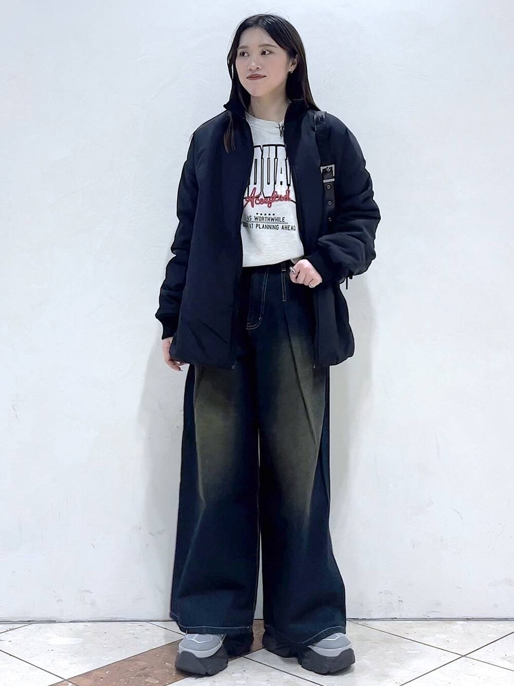 「ブルゾン、スウェット、デニムパンツ、モード、女子ウケ、着痩せ・細見え、骨格ストレート、個性派、韓国系、メンズライク、ストリート、カジュアル、PAGEBOY、アウター、冬コーデ」｜「PAGEBOYのプラットチャンキースニーカー（スニーカー、グレー系）」を使った、misao1130さん（レディース・161cm）の冬コーディネートの4枚目の写真
