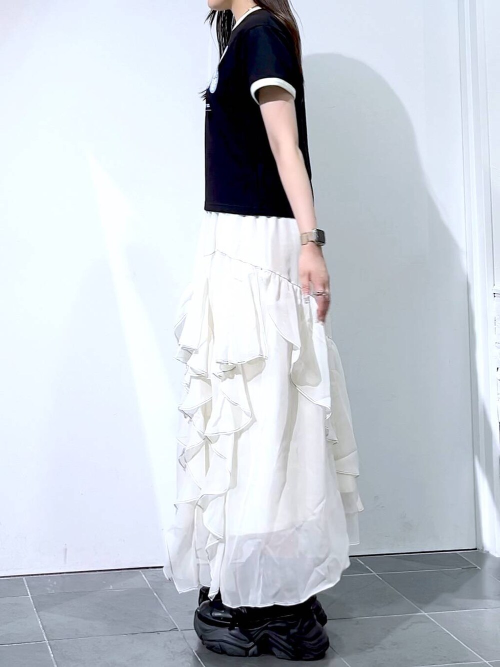 「モード、女子ウケ、着痩せ・細見え、骨格ストレート、個性派、韓国系、メンズライク、ストリート、カジュアル、PAGEBOY、スカート、Tシャツ、夏コーデ、おでかけ、デートコーデ」｜「PAGEBOYのプラットチャンキースニーカー（スニーカー、ブラック系）」を使った、misao1130さん（レディース・161cm）の夏コーディネートの6枚目の写真