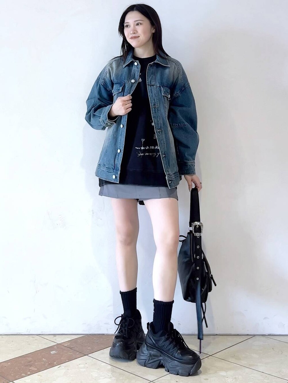 「モード、女子ウケ、着痩せ・細見え、骨格ストレート、個性派、韓国系、メンズライク、ストリート、カジュアル、PAGEBOY、デニムジャケット、スウェット、春コーデ、春アウター」｜「PAGEBOYのプラットチャンキースニーカー（スニーカー、ブラック系）」を使った、misao1130さん（レディース・161cm）の冬コーディネートの2枚目の写真