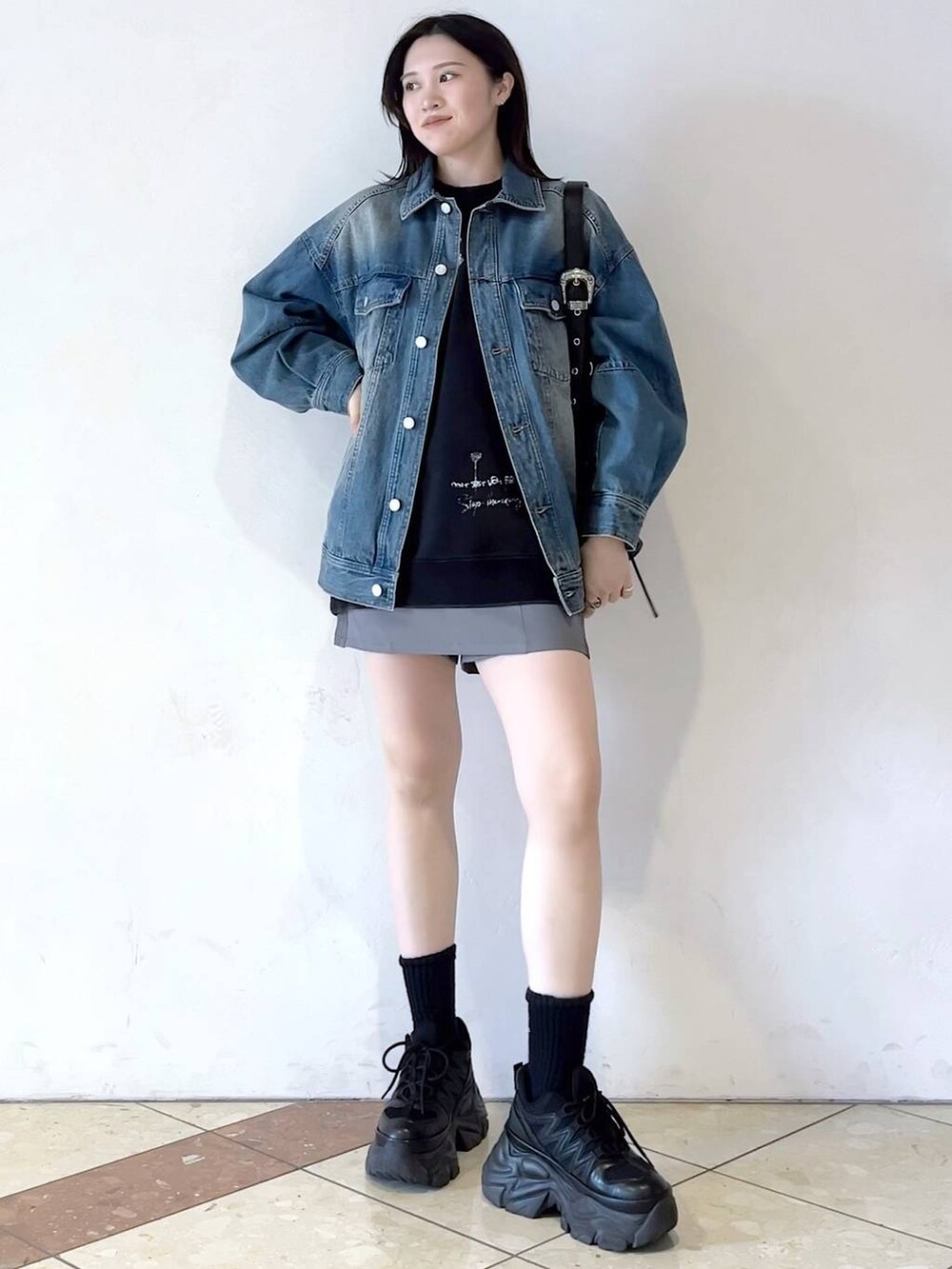 「モード、女子ウケ、着痩せ・細見え、骨格ストレート、個性派、韓国系、メンズライク、ストリート、カジュアル、PAGEBOY、デニムジャケット、スウェット、春コーデ、春アウター」｜「PAGEBOYのプラットチャンキースニーカー（スニーカー、ブラック系）」を使った、misao1130さん（レディース・161cm）の冬コーディネートの5枚目の写真