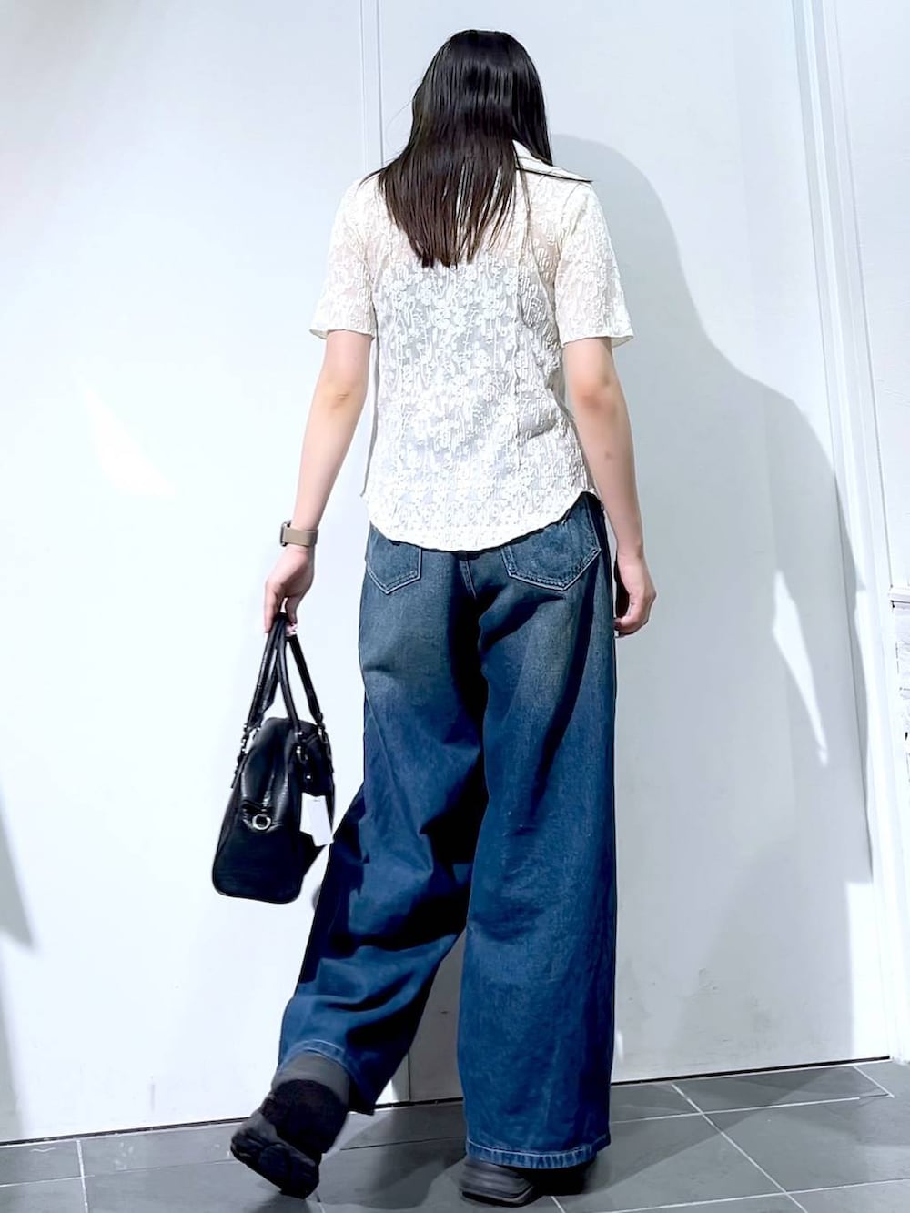 「着痩せ・細見え、骨格ストレート、個性派、モード、女子ウケ、韓国系、メンズライク、ストリート、カジュアル、PAGEBOY、デニムパンツ、シャツ、夏コーデ、おでかけ、大人カジュアル」｜「PAGEBOYのプラットチャンキースニーカー（スニーカー、ブラック系）」を使った、misao1130さん（レディース・161cm）の夏コーディネートの4枚目の写真