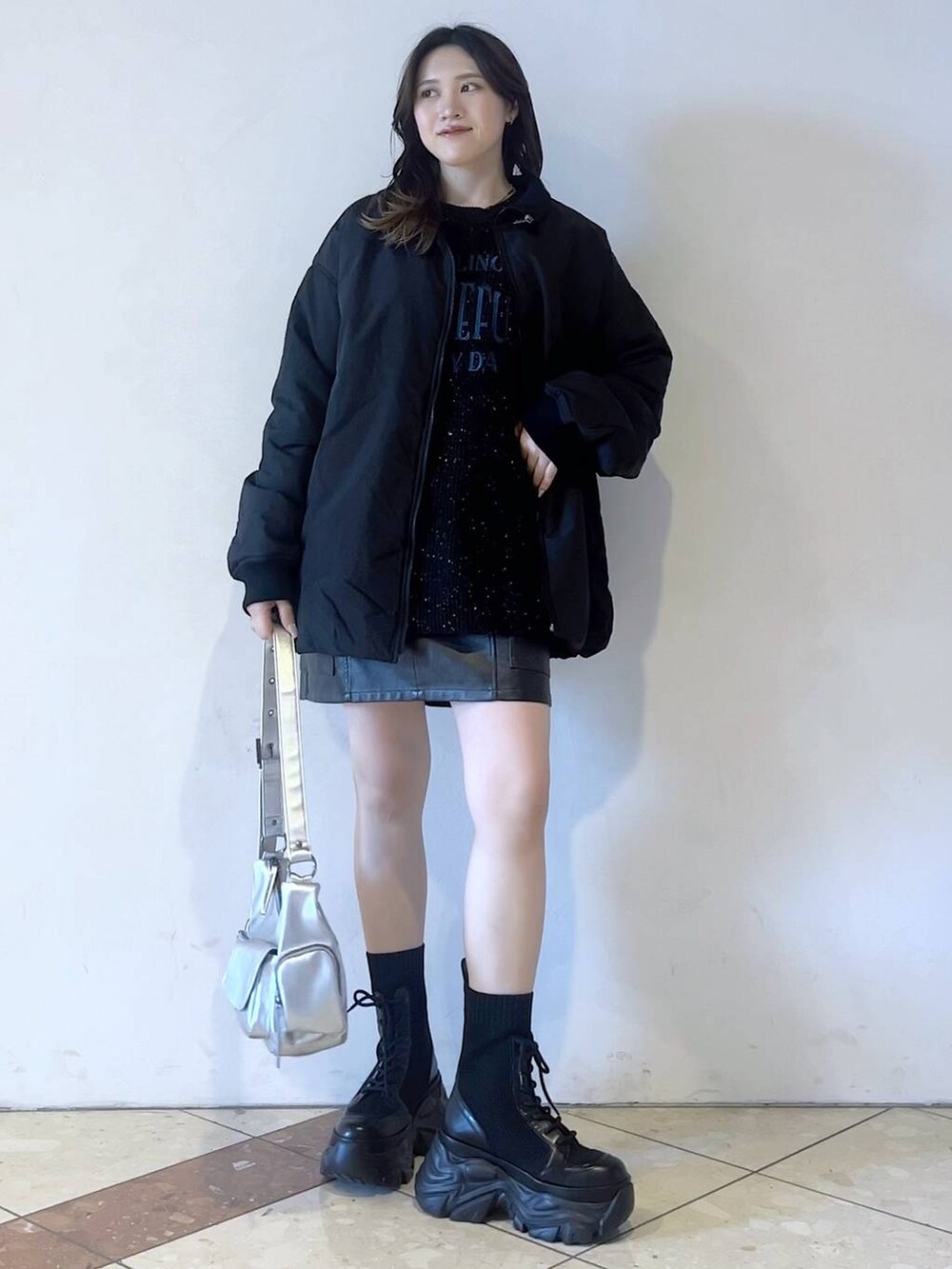 「モード、女子ウケ、着痩せ・細見え、骨格ストレート、個性派、韓国系、メンズライク、ストリート、カジュアル、PAGEBOY、ニット、アウター、冬アウター、ブーツ」｜「PAGEBOYのレースアップソックスブーツ（ブーツ、ブラック系）」を使った、misao1130さん（レディース・161cm）の冬コーディネートの3枚目の写真