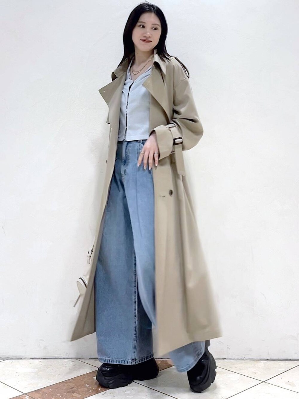 「モード、女子ウケ、着痩せ・細見え、骨格ストレート、個性派、韓国系、メンズライク、ストリート、カジュアル、PAGEBOY、トレンチコート、コート、アウター、春コーデ、おでかけ」｜「PAGEBOYのプラットチャンキースニーカー（スニーカー、ブラック系）」を使った、misao1130さん（レディース・161cm）の春コーディネートの4枚目の写真