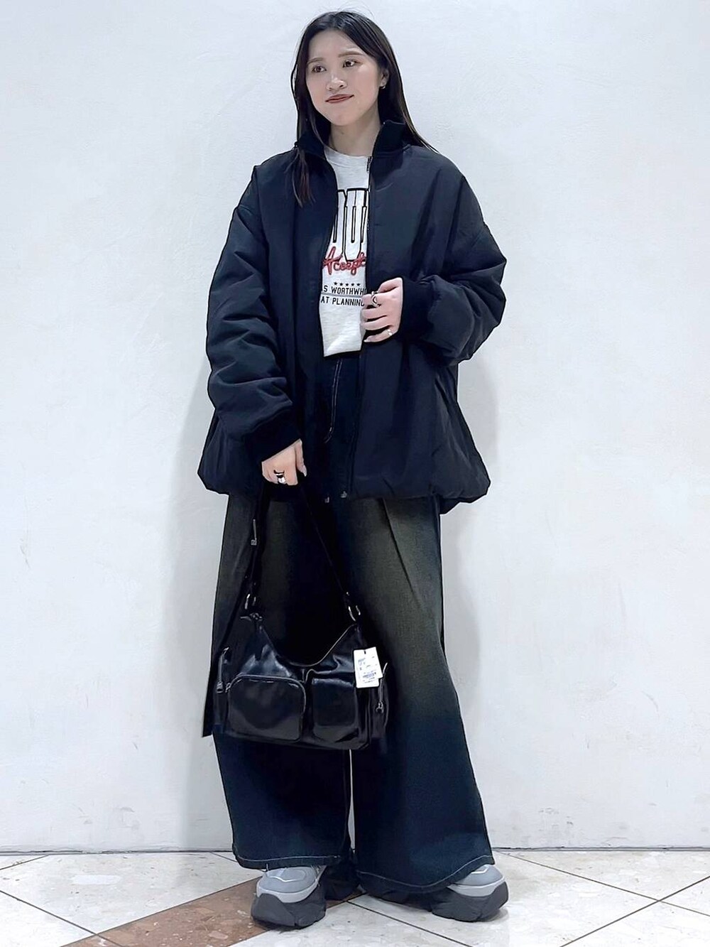 「ブルゾン、スウェット、デニムパンツ、モード、女子ウケ、着痩せ・細見え、骨格ストレート、個性派、韓国系、メンズライク、ストリート、カジュアル、PAGEBOY、アウター、冬コーデ」｜「PAGEBOYのプラットチャンキースニーカー（スニーカー、グレー系）」を使った、misao1130さん（レディース・161cm）の冬コーディネートの7枚目の写真