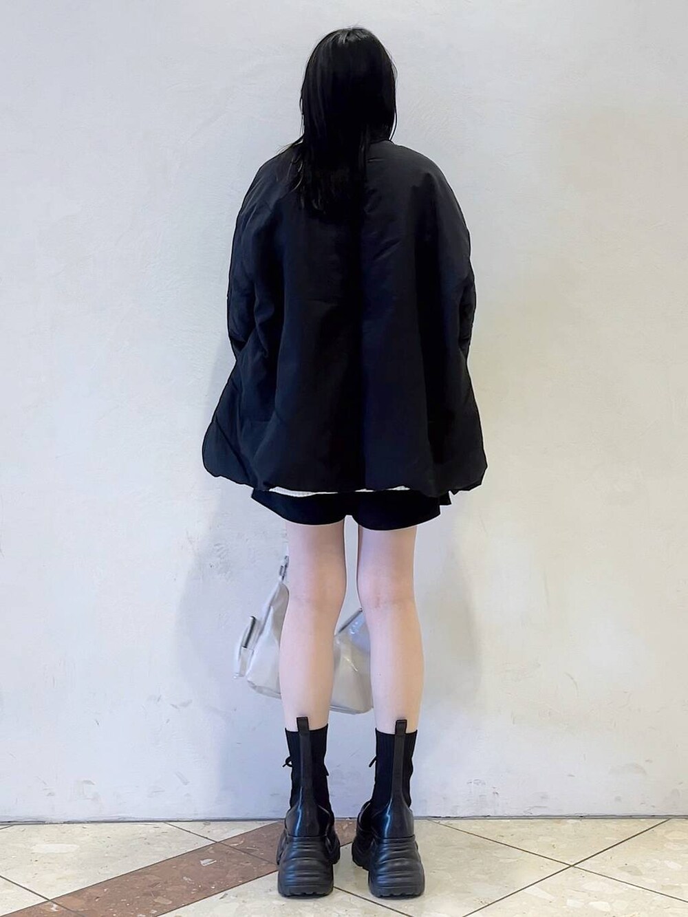 「モード、女子ウケ、着痩せ・細見え、骨格ストレート、個性派、韓国系、メンズライク、ストリート、カジュアル、PAGEBOY、ショートパンツ、アウター、冬コーデ、冬アウター、ニット」｜「PAGEBOYのレースアップソックスブーツ（ブーツ、ブラック系）」を使った、misao1130さん（レディース・161cm）の冬コーディネートの8枚目の写真
